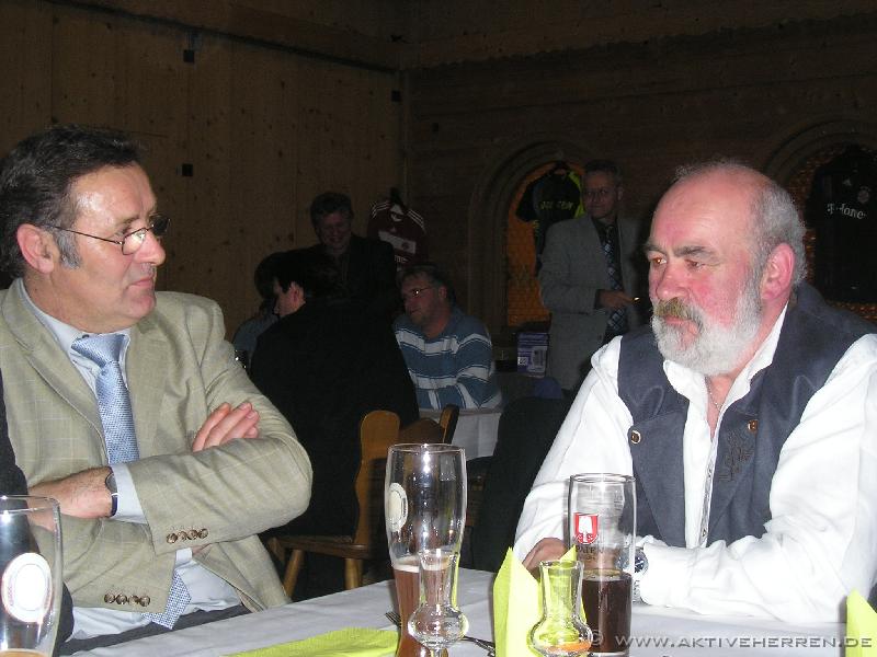 Abschlussfeier_AH_ 002 Ex - Ah - Leiter Huppo im Gespräch mit dem Bald - 50ger Konrad